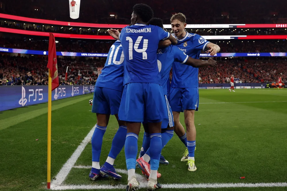 Los jugadores del Real Madrid celebran el gol de Vinicius contra el Benfica