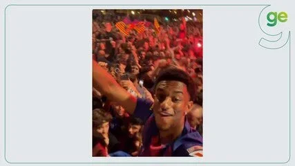 Jogador do Barcelona comemora título espanhol no meio da torcida